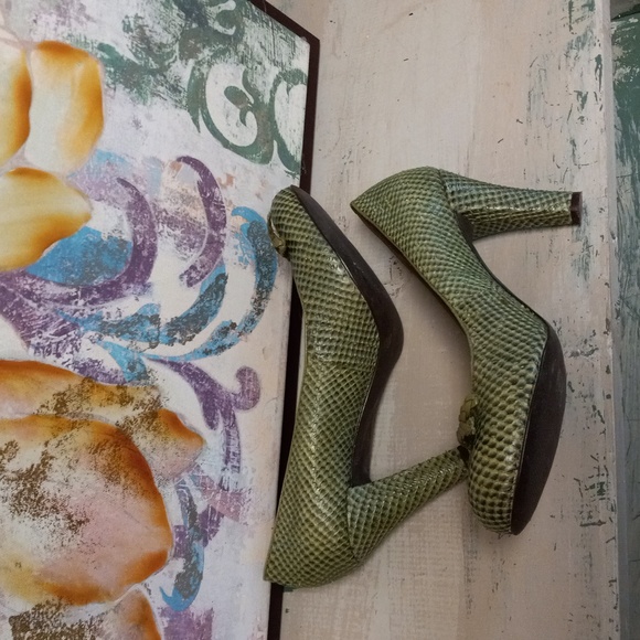 VINCE CAMUTO  GREEN, LEATHER, SNAKE SKIN PRINT, BRAIDED BOW-TIE HEELS - Picture 4 of 16